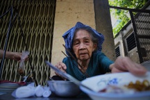 Cụ bà 84 tuổi dành nửa thế kỷ bán cháo đậu đỏ mưu sinh