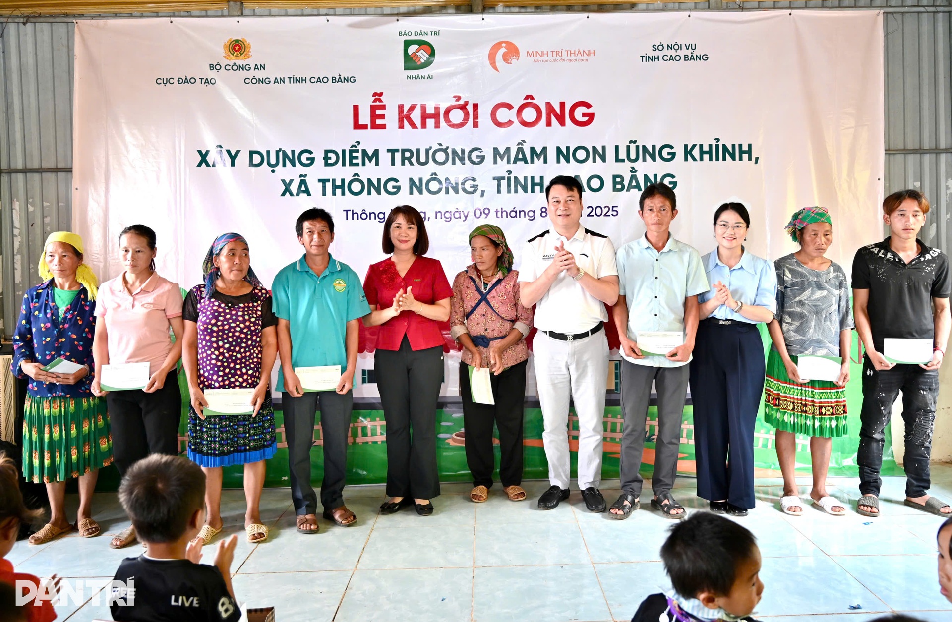 Báo Dân trí phối hợp cùng các đơn vị khởi công điểm trường Lũng Khỉnh - 11 Báo Dân trí phối hợp cùng các đơn vị khởi công điểm trường Lũng Khỉnh - 11