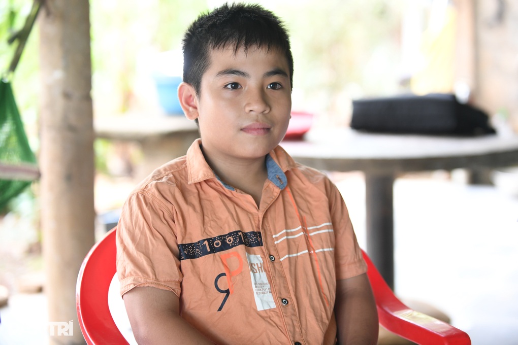 Niềm vui trước thềm năm học mới của cậu bé mồ côi mẹ, bố câm điếc - 2 Niềm vui trước thềm năm học mới của cậu bé mồ côi mẹ, bố câm điếc - 2