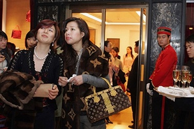 Cho thuê đồ hiệu – dịch vụ mới “nổi”: Phù hoa truân chuyên