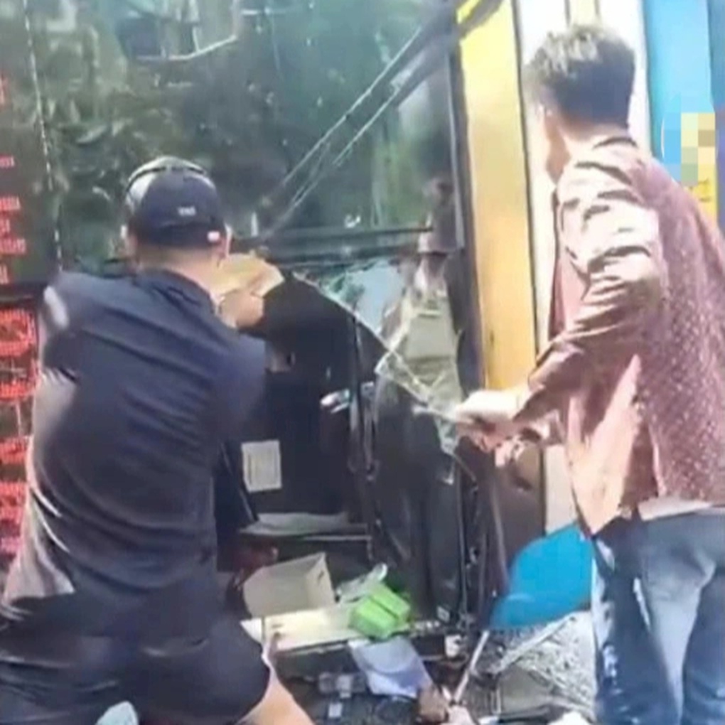 Xe khách mất phanh tự lật ở Lào Cai, 7 người thương vong - 2