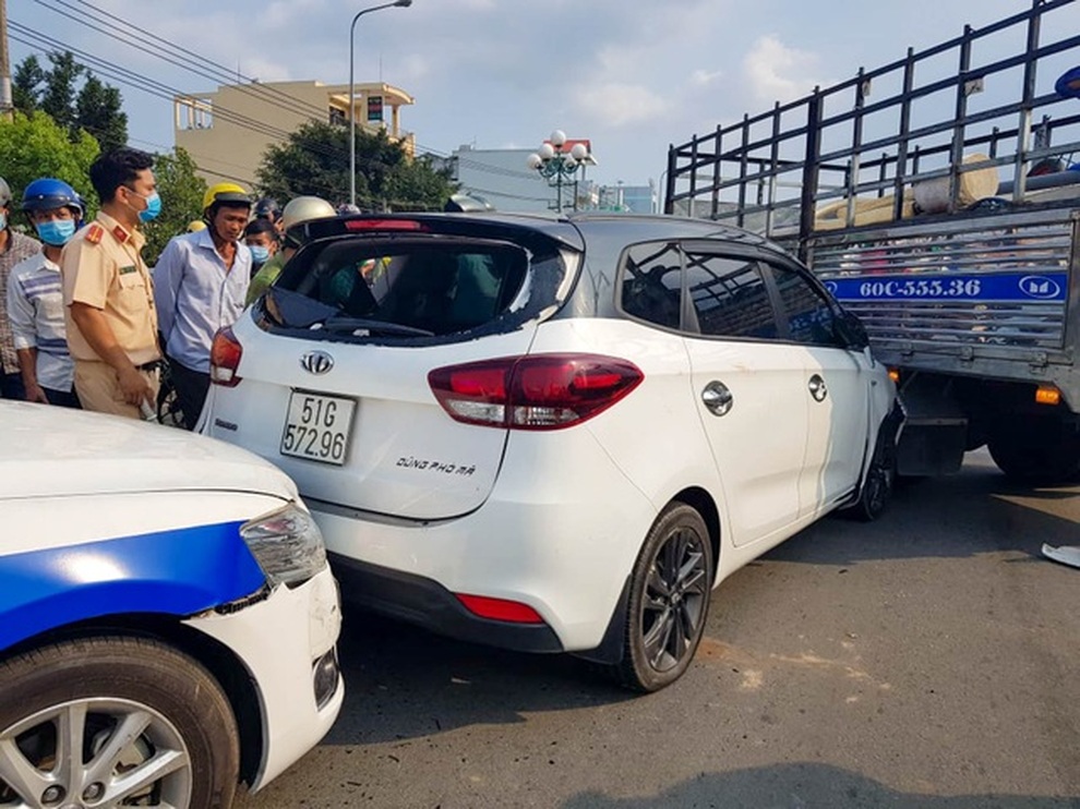 Khởi tố tài xế cố thủ trong xe, múa dao thách thức CSGT - 2 Khởi tố tài xế cố thủ trong xe, múa dao thách thức CSGT - 2