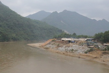 Sụt lún bất thường bên dòng sông Mã vì nạn “cát tặc”