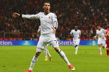 C.Ronaldo “vượt mặt” huyền thoại Di Stefano