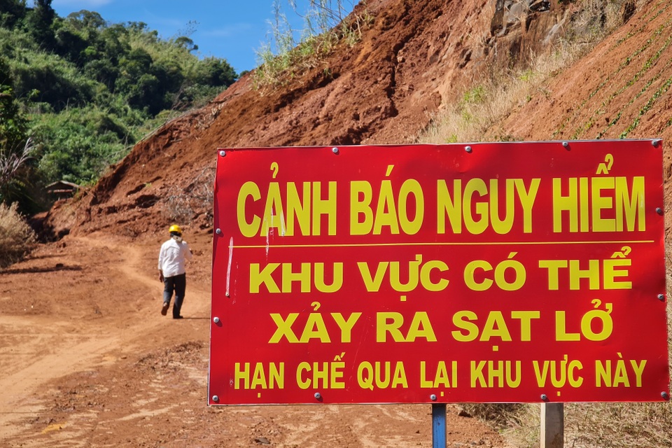 Liên tục sạt lở, con đường hàng trăm tỷ tại Đắk Nông biến mất trong đất đá - 5 Liên tục sạt lở, con đường hàng trăm tỷ tại Đắk Nông biến mất trong đất đá - 5
