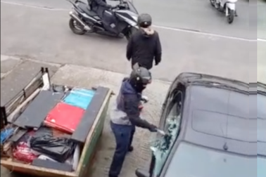 Trộm ngang nhiên phá khóa định lấy xe máy