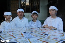 Cha mất, 3 đứa trẻ chia nhau mẩu bánh mì dành tiền cho mẹ trị bệnh