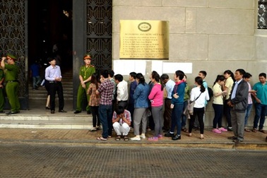 Dân bức xúc vì đăng ký trước nhưng vẫn không mua được tiền lưu niệm 100 đồng