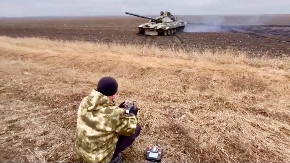 Nga biến vũ khí tịch thu của Ukraine thành xe tăng không người lái - 1 Nga biến vũ khí tịch thu của Ukraine thành xe tăng không người lái - 1