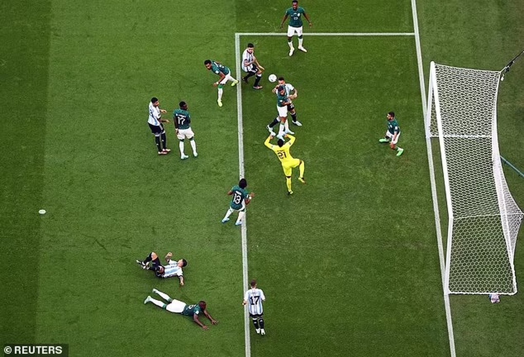Công nghệ VAR lại gây tranh cãi trong ngày Argentina thua Saudi Arabia - 5 Công nghệ VAR lại gây tranh cãi trong ngày Argentina thua Saudi Arabia - 5