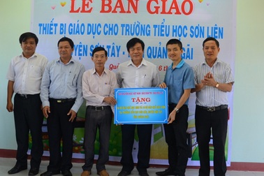 Trao tặng bàn ghế đến học sinh vùng miền núi Quảng Ngãi