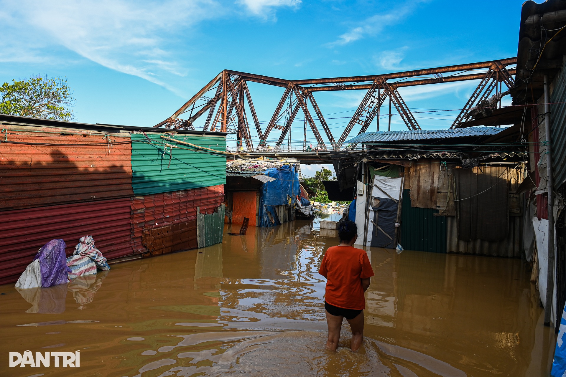 Người dân chạy lũ khi một số khu dân cư ven sông Hồng ở Hà Nội ngập sâu - 6 Người dân chạy lũ khi một số khu dân cư ven sông Hồng ở Hà Nội ngập sâu - 6