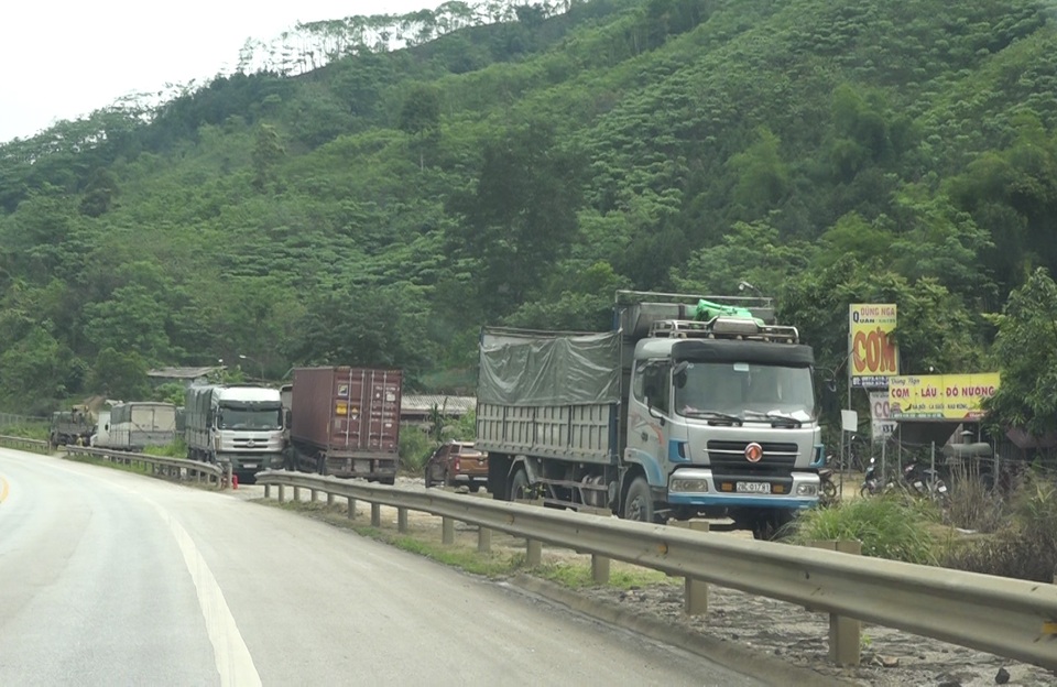 Dân tiếp tục phá rào chắn, mở quán ăn trên tuyến cao tốc dài nhất Việt Nam - 2 Dân tiếp tục phá rào chắn, mở quán ăn trên tuyến cao tốc dài nhất Việt Nam - 2
