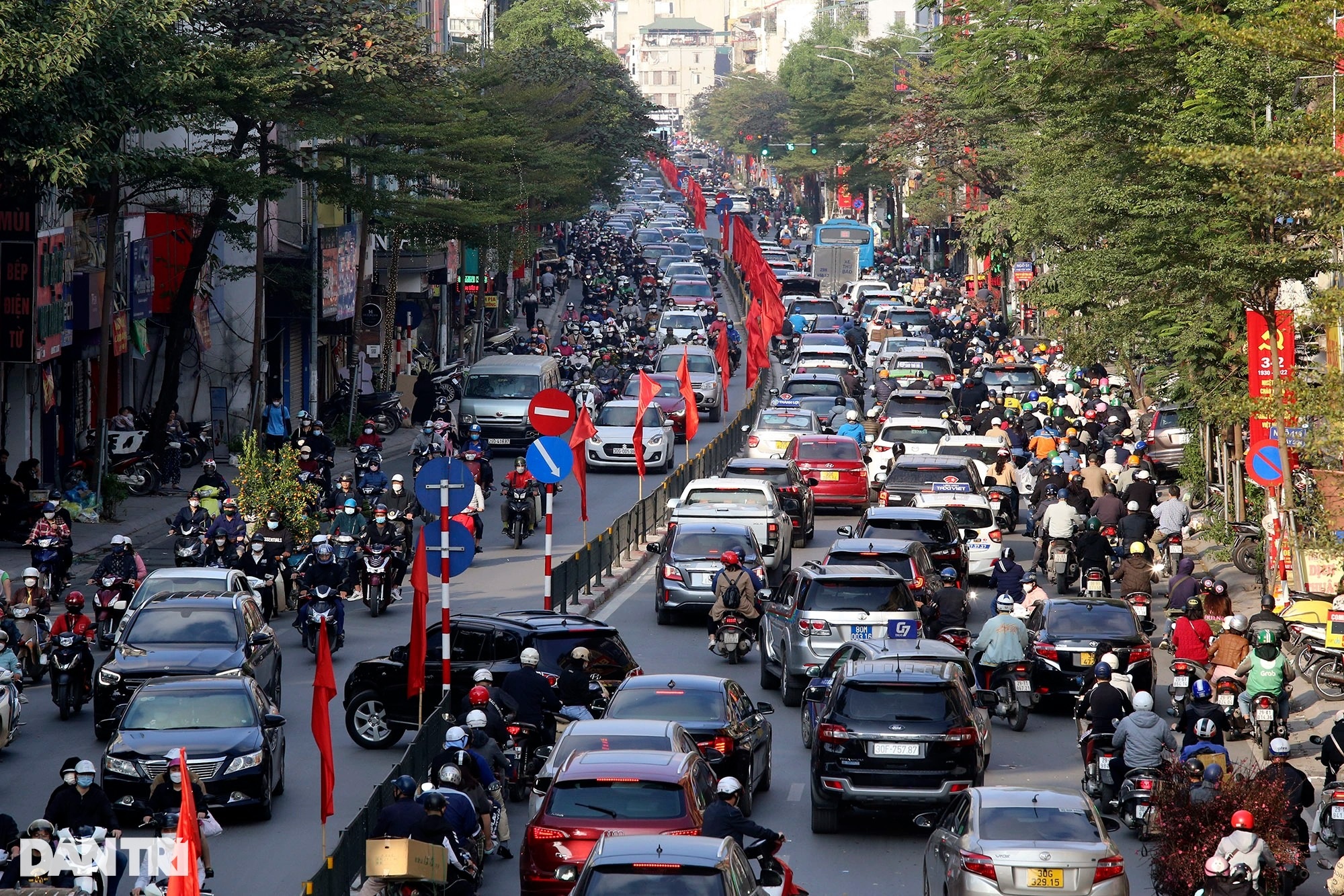 Nhiều tuyến phố trung tâm Hà Nội ùn ứ nghiêm trọng những ngày giáp Tết - 9 Nhiều tuyến phố trung tâm Hà Nội ùn ứ nghiêm trọng những ngày giáp Tết - 9