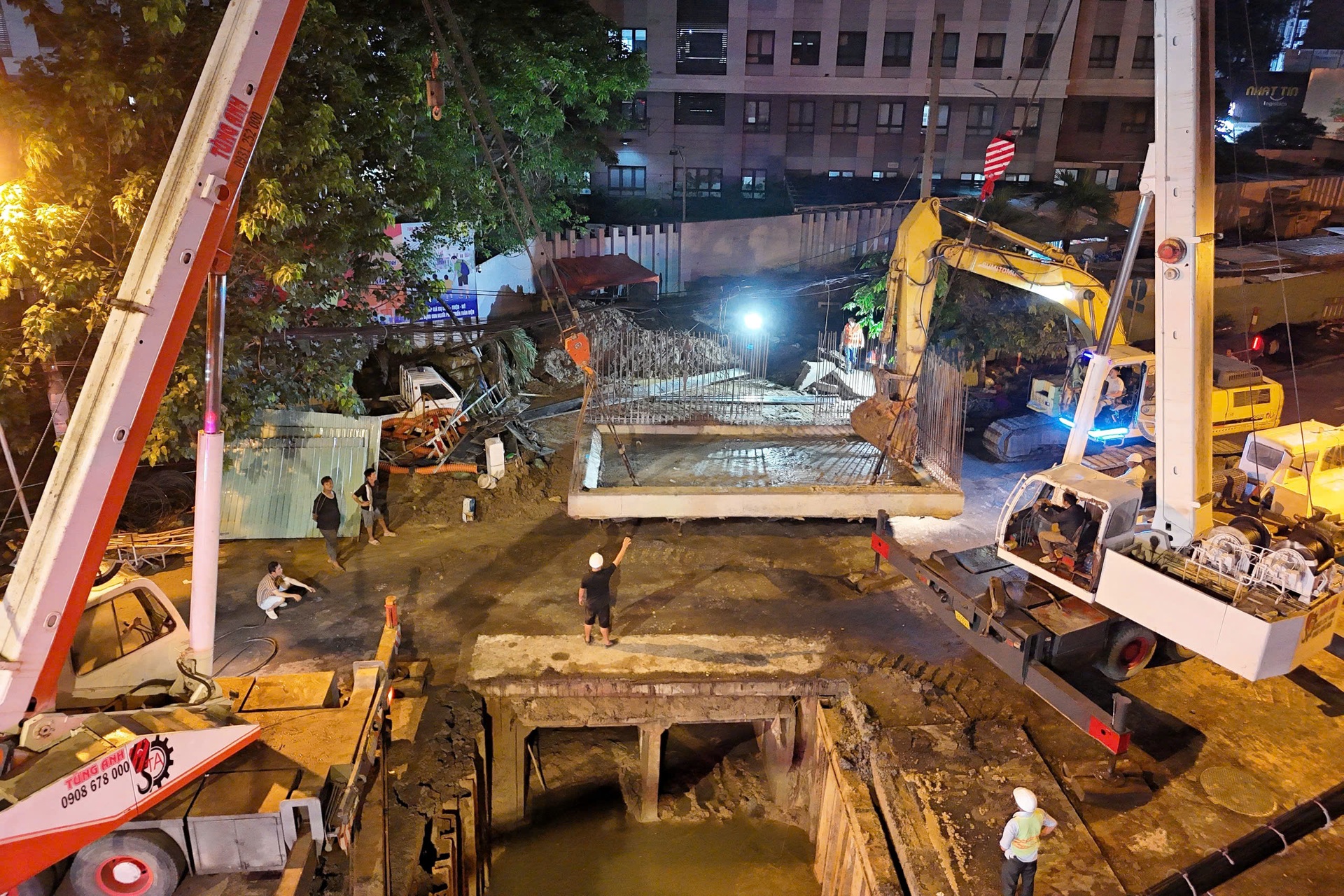 Xuyên đêm hạ đặt khối bê tông 40 tấn tại công trường Metro số 2 TPHCM - 2 Xuyên đêm hạ đặt khối bê tông 40 tấn tại công trường Metro số 2 TPHCM - 2