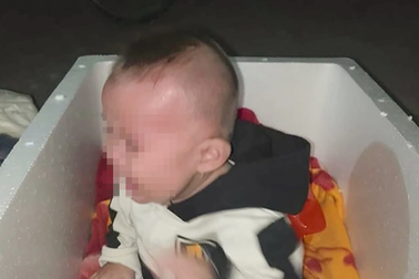 Bé gái 6 tháng tuổi khóc khản cổ trong thùng xốp cùng áo, sữa được bỏ lại