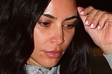 Kim Kardashian bất ngờ để mặt "mộc" ra phố