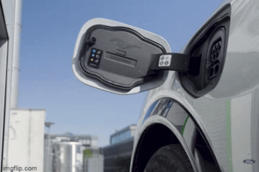 Tương lai trạm sạc có thể tự cắm điện, tài xế chỉ cần ngồi bấm điện thoại