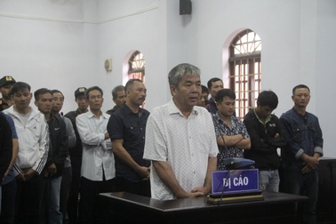 Bị cáo nhập viện cấp cứu, phiên tòa xét xử trùm gỗ lậu phải tạm hoãn