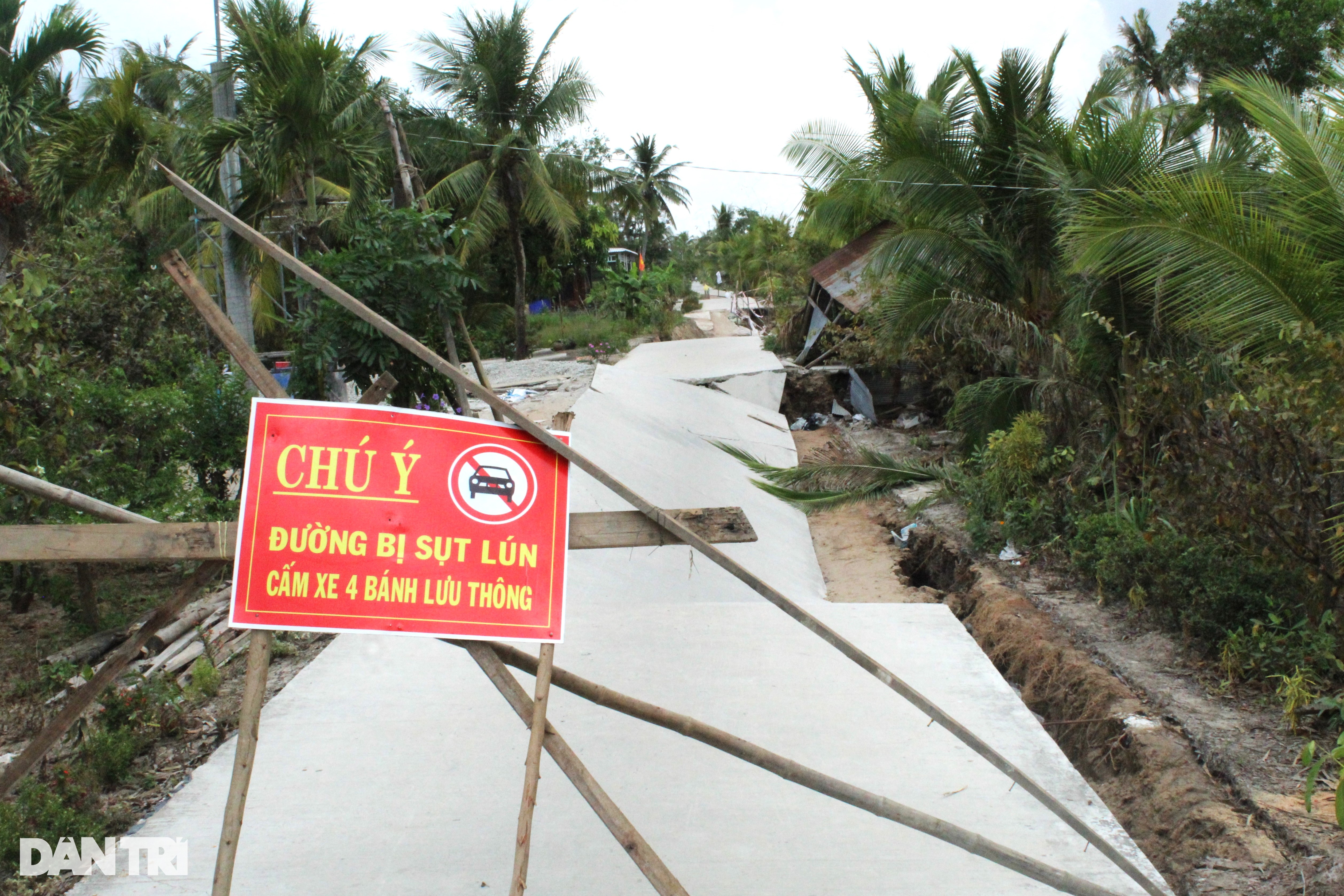 Khốc liệt hạn mặn: Đường sụt, lúa chết, thuyền dưới sông ngỡ đậu trên bờ - 3