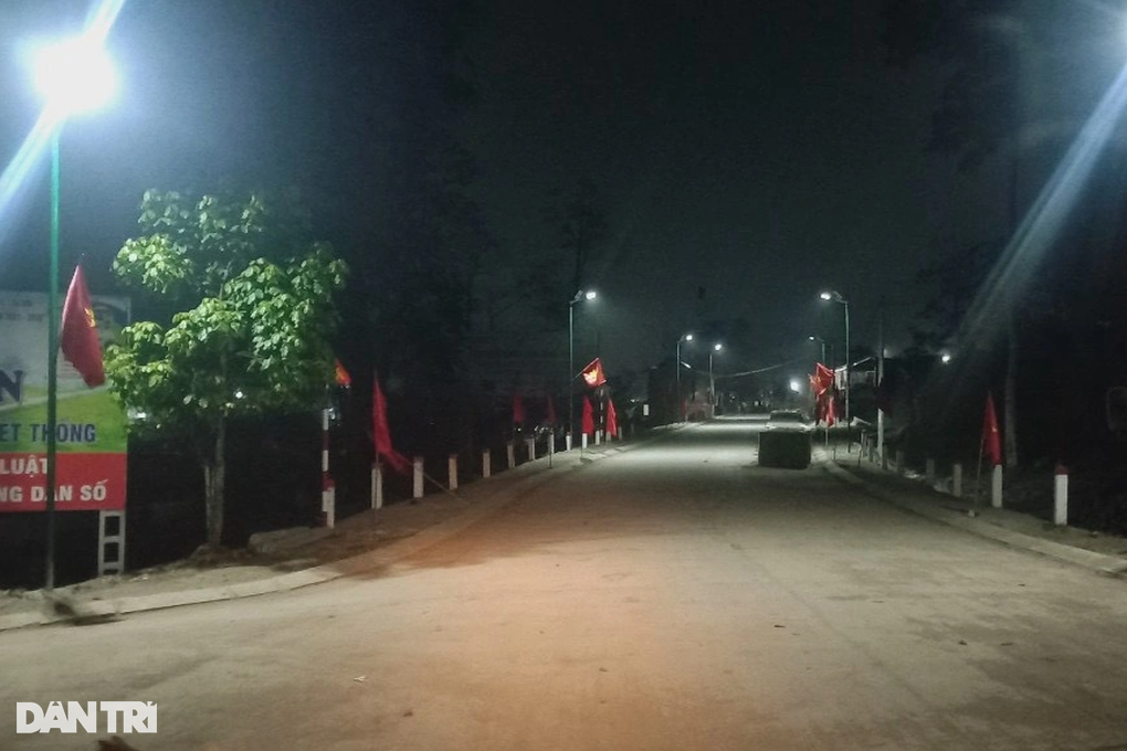 Kéo gần 30km đường dây ngầm xuyên vườn quốc gia, đưa điện về vùng biên - 5 Kéo gần 30km đường dây ngầm xuyên vườn quốc gia, đưa điện về vùng biên - 5