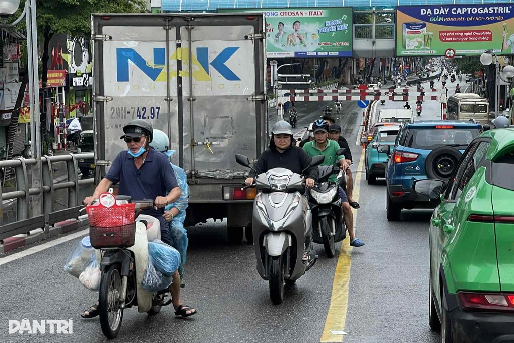 Xác minh tài xế xe tải đi lùi trên cầu vượt Thái Hà - Chùa Bộc - 1 Xác minh tài xế xe tải đi lùi trên cầu vượt Thái Hà - Chùa Bộc - 1