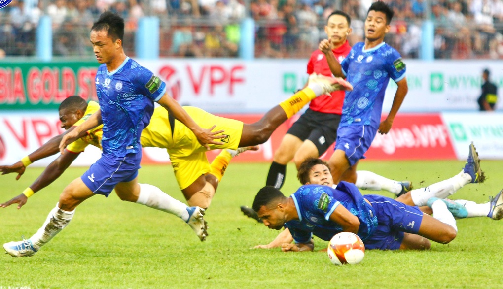 Tân binh Khánh Hòa thua sát nút CLB Thanh Hóa - 2 Tân binh Khánh Hòa thua sát nút CLB Thanh Hóa - 2