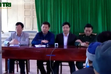 Ông Nguyễn Hữu Hoài, Chủ tịch UBND tỉnh Quảng Bình lắng nghe tâm tư, nguyện vọng của dân (Thực hiện: Đặng Tài)