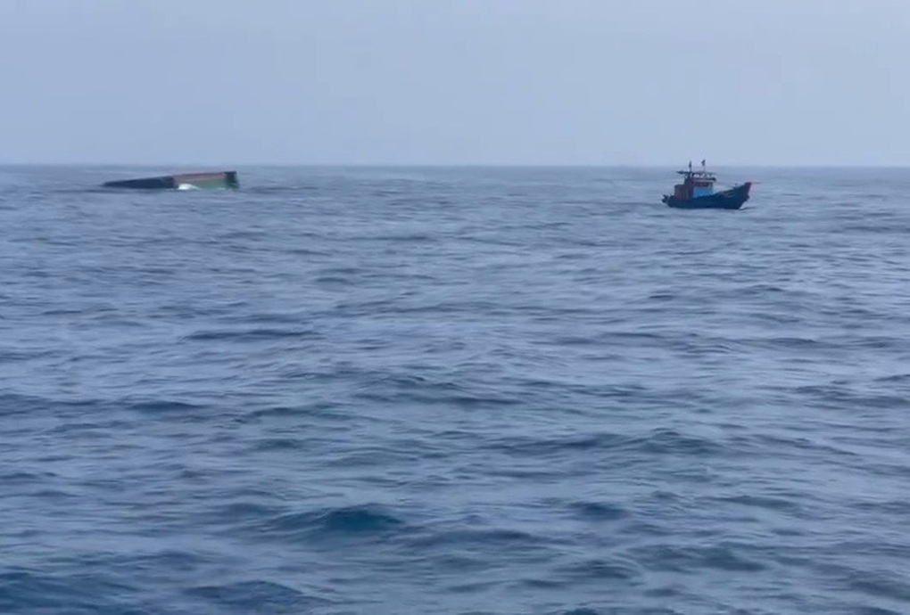 Chìm sà lan trên biển Quảng Ngãi khiến 3 người chết, 2 người mất tích - 1 Chìm sà lan trên biển Quảng Ngãi khiến 3 người chết, 2 người mất tích - 1
