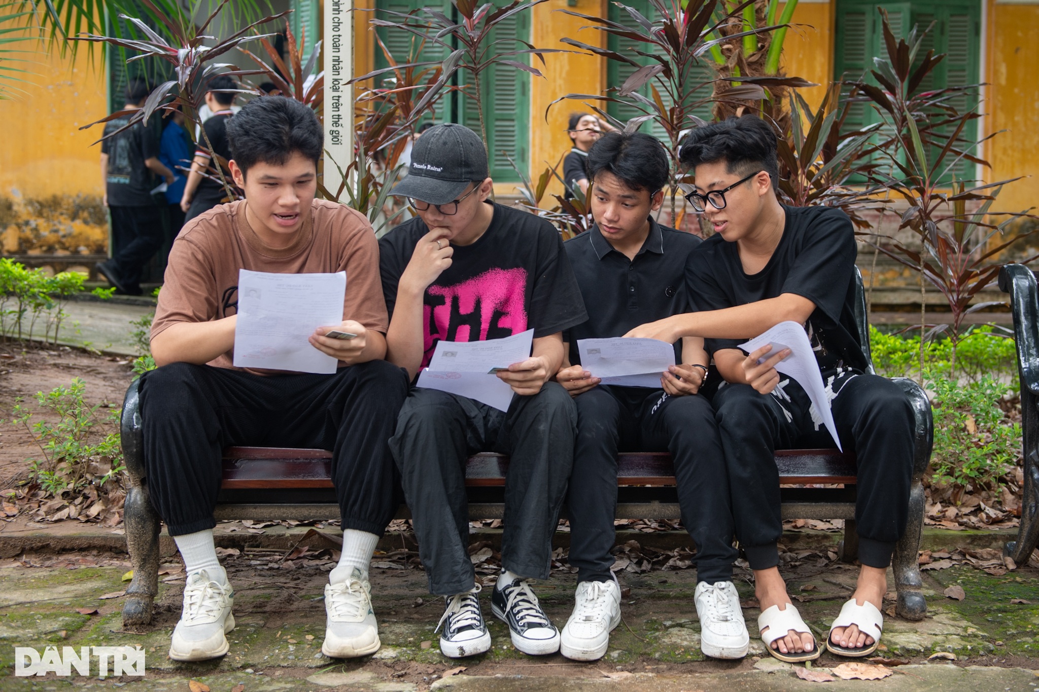 View - Sĩ tử Hà Nội hân hoan trong ngày làm thủ tục thi tốt nghiệp THPT | Báo Dân trí