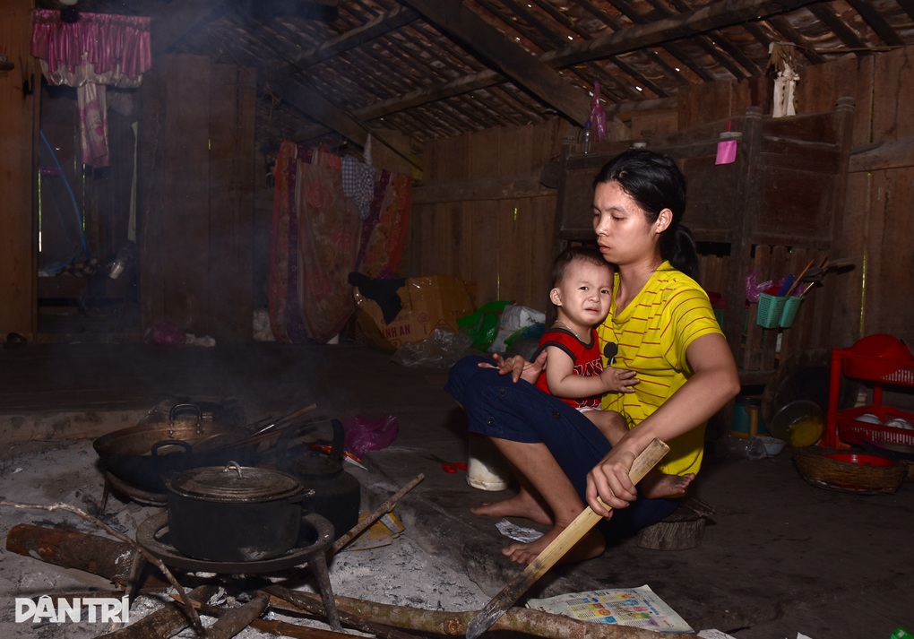 Người phụ nữ khuyết tật cật lực chăm lo mẹ già, bác bị liệt và 2 con nhỏ - 2 Người phụ nữ khuyết tật cật lực chăm lo mẹ già, bác bị liệt và 2 con nhỏ - 2