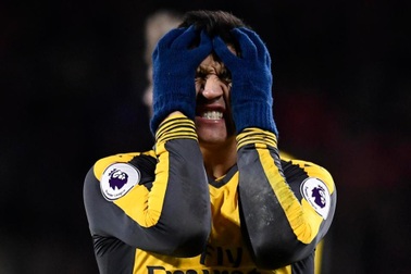 Ức chế, Alexis Sanchez không thèm nói chuyện với ai ở Arsenal