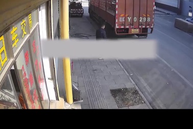 Lốp xe tải bất ngờ phát nổ như bom