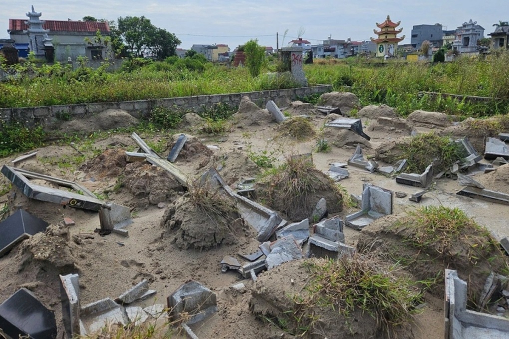 Hải Phòng tháo dỡ 225 ngôi mộ giả trong khu vực dự án đường sắt - 1 Hải Phòng tháo dỡ 225 ngôi mộ giả trong khu vực dự án đường sắt - 1