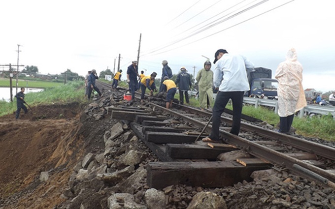 phú yên đã thông tuyến đường sắt bị sạt lở do mưa lũ hình 1 phu yen da thong tuyen duong sat bi sat lo do mua lu hinh 1