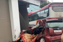 Xe khách mất lái, nạn nhân nằm la liệt