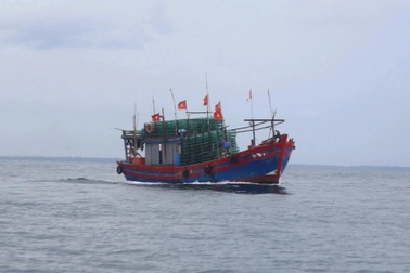 Tìm kiếm thuyền viên tàu cá mất tích trên vùng biển Quảng Trị