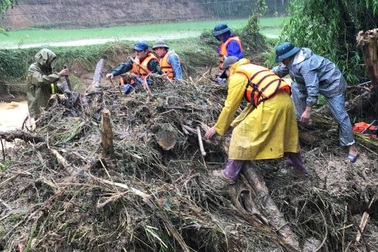 Vụ 4 người bị lũ cuốn: Hơn 200 người đội mưa tìm kiếm các nạn nhân
