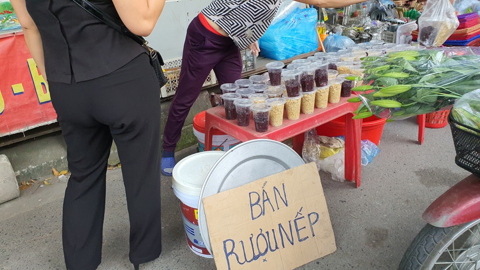 Mới sáng sớm đã bán cả tạ rượu nếp, tiểu thương hốt bạc ngày Tết Đoan Ngọ - 4 Mới sáng sớm đã bán cả tạ rượu nếp, tiểu thương hốt bạc ngày Tết Đoan Ngọ - 4