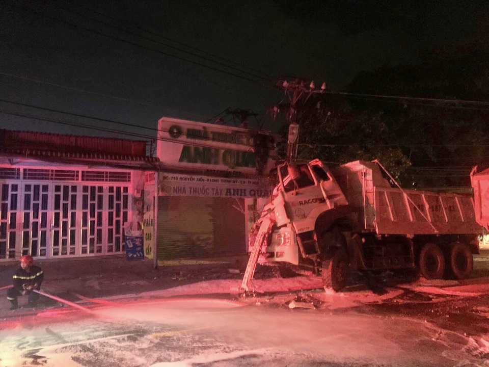 Hàng trăm hộ dân ở TP Thủ Đức mất điện sau tiếng nổ lớn - 1 Hàng trăm hộ dân ở TP Thủ Đức mất điện sau tiếng nổ lớn - 1