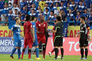 Ngoại binh Hải Phòng “vái sống” trọng tài sẽ bị phạt nguội