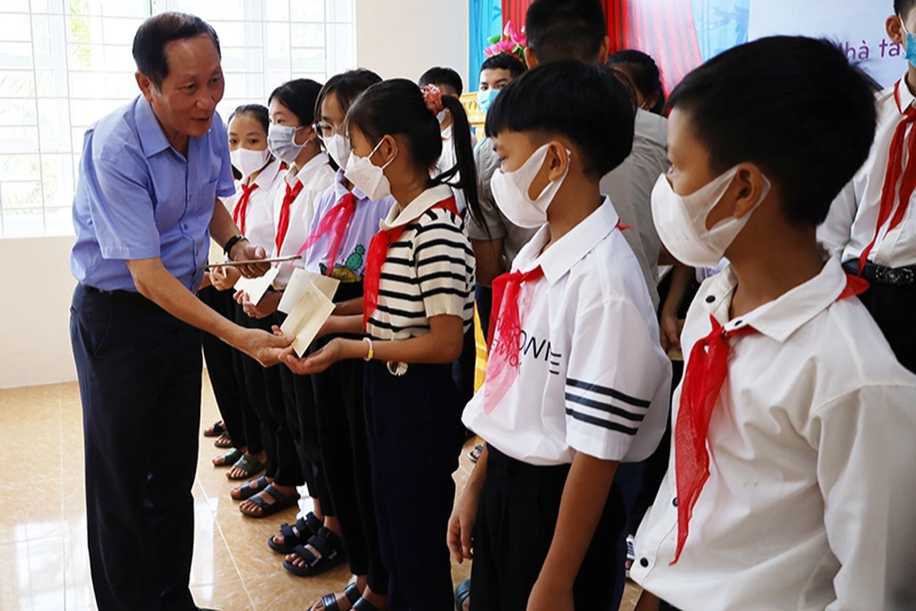 Hàng trăm học sinh nghèo vượt khó đón niềm vui trước thềm năm học mới - 1 Hàng trăm học sinh nghèo vượt khó đón niềm vui trước thềm năm học mới - 1
