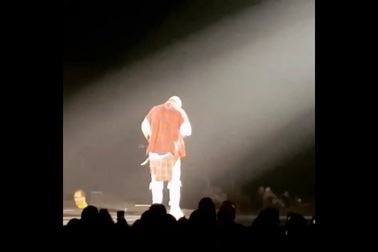Justin Bieber “sụt hố” trên sân khấu