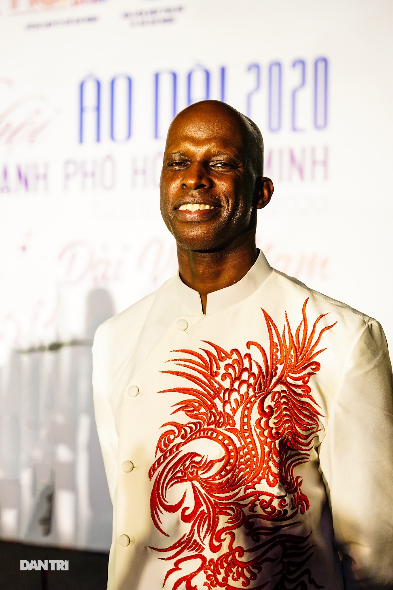 Khác lạ hình ảnh phố đi bộ, chợ Bến Thành, Thủ Thiêm… trên tà áo dài - 23