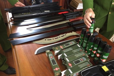 Dùng Facebook để bán súng điện, hung khí nguy hiểm