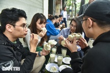 Quán bánh bao vuông lạ mắt 33 năm tuổi, khách xếp hàng chờ mua ở Hà Nội