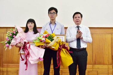 Khen thưởng học sinh đạt Huy chương Vàng Olympic Sinh học Quốc tế 2020