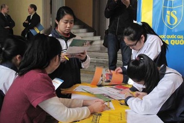 Tặng học bổng trị giá hơn 282 triệu đồng cho thí sinh đạt điểm cao nhất 