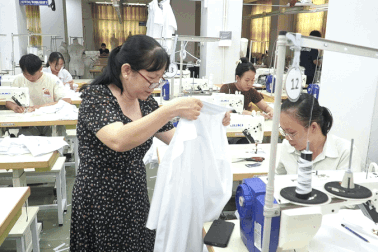 Sinh viên may 300 bộ đồng phục tiếp sức học sinh vùng lũ