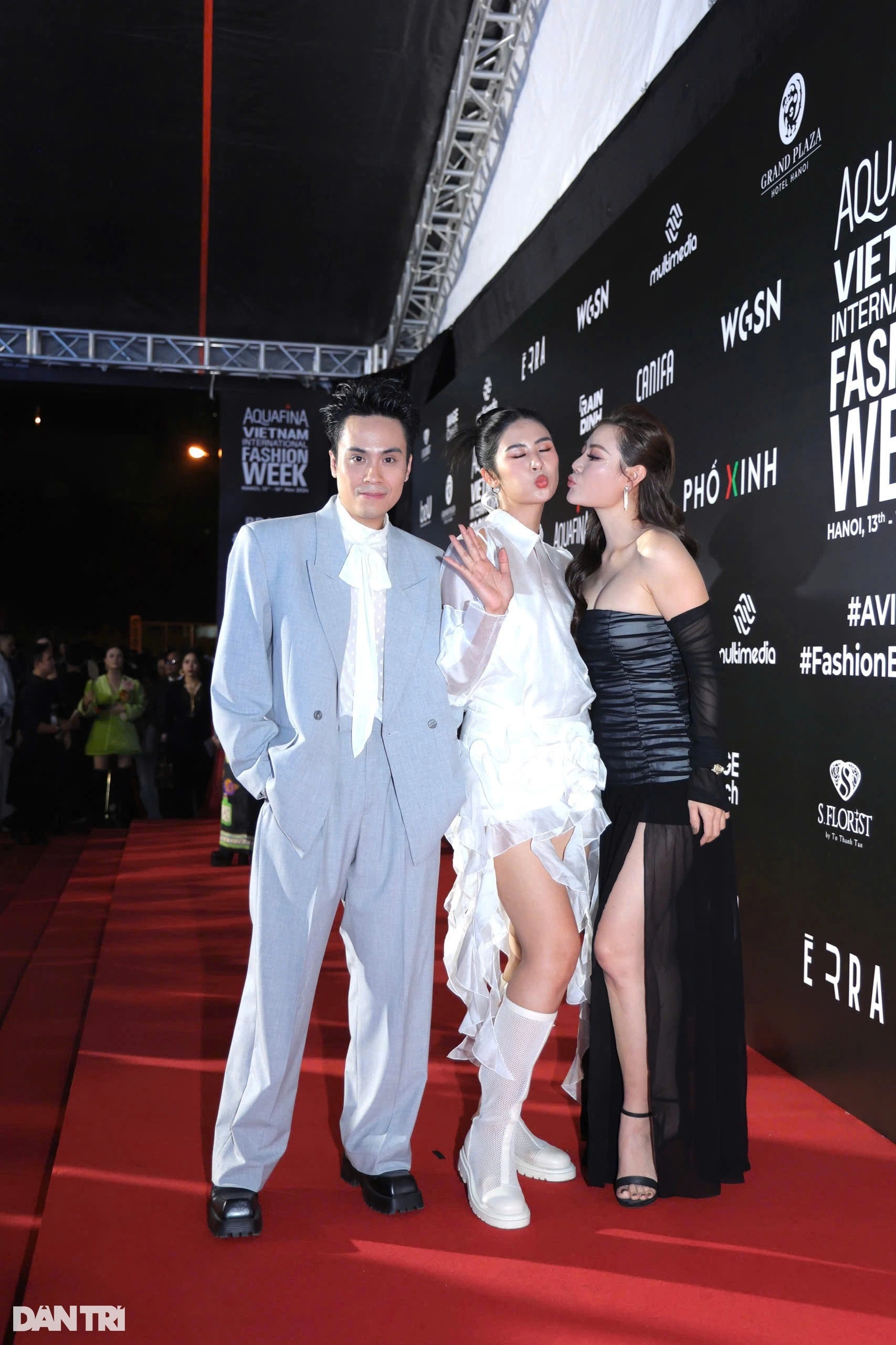 Міс Нгок Хан цілує Тхань Хуонга, Ту Лонг близький до Сюан Хіня на червоній доріжці - 12 Hoa hậu Ngọc Hân hôn Thanh Hương, Tự Long thân thiết Xuân Hinh trên thảm đỏ - 12